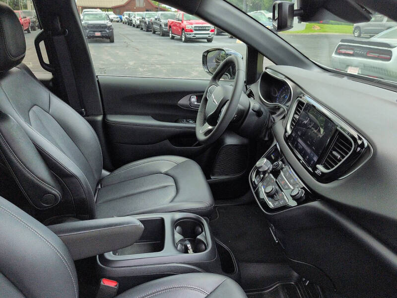 2025 Chrysler Pacifica Select