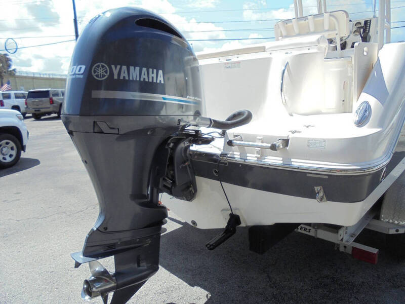 2017 Robalo R222