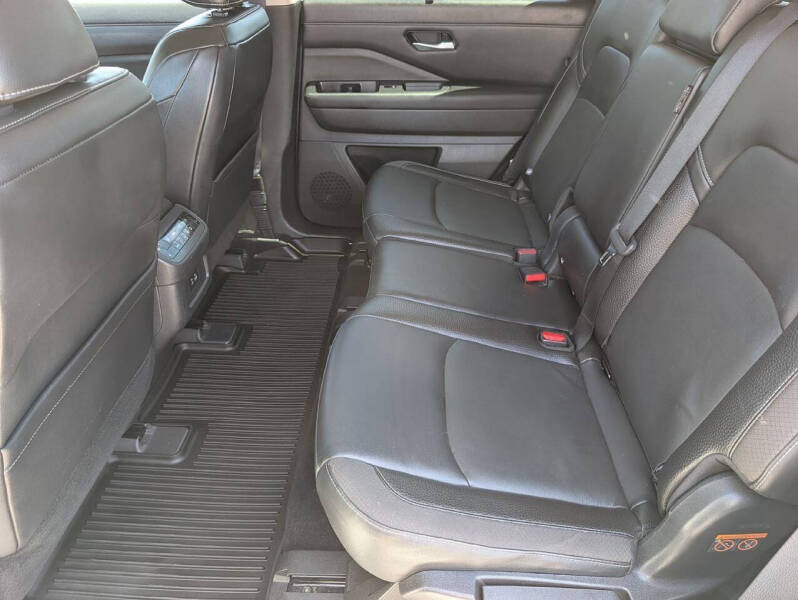 2022 Nissan Pathfinder SL