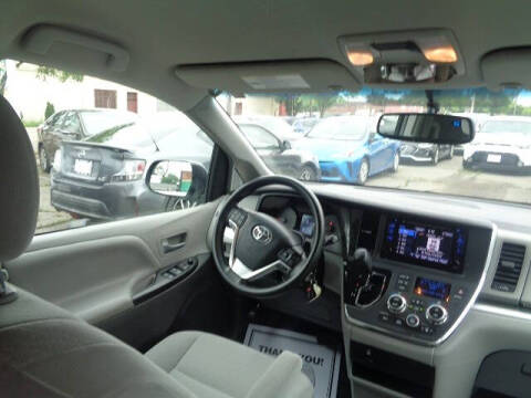 2017 Toyota Sienna LE 8-Passenger