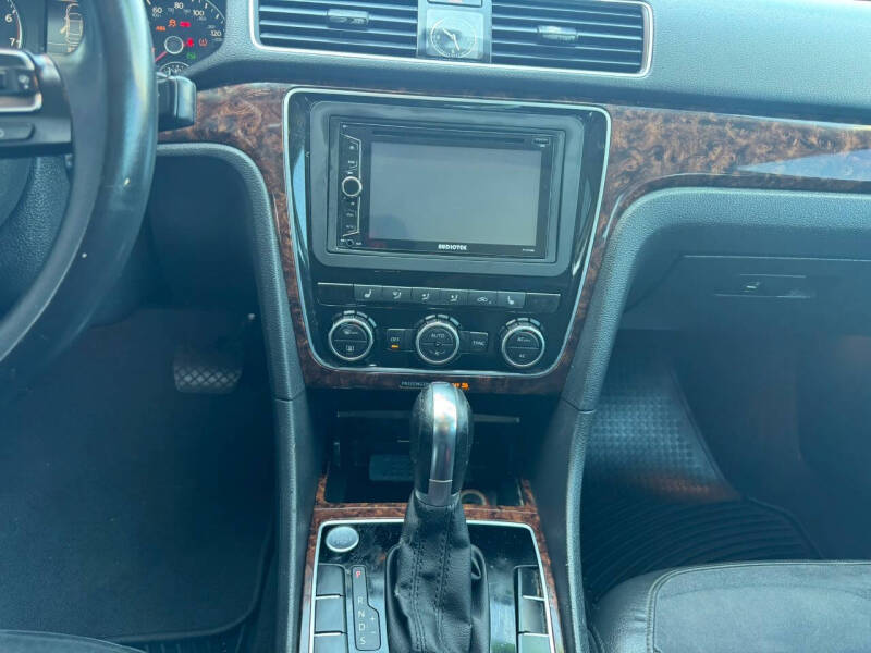 2012 Volkswagen Passat SEL Premium PZEV