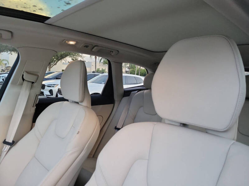 2023 Volvo XC60 B5 Plus Dark Theme