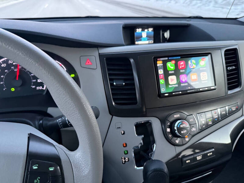 2014 Toyota Sienna LE 8-Passenger