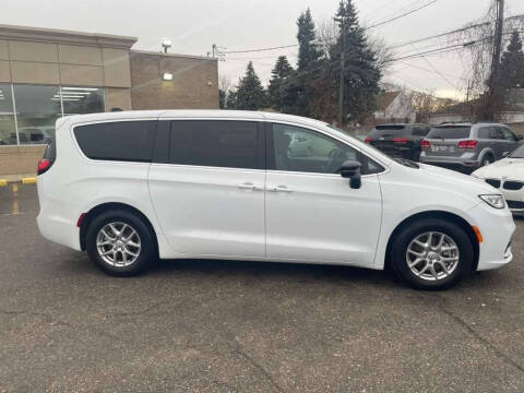 2025 Chrysler Pacifica Select