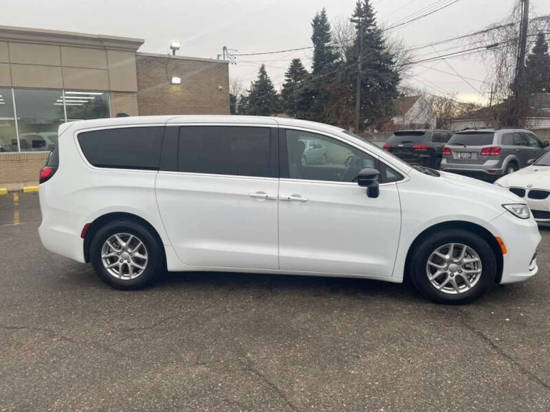 2025 Chrysler Pacifica Select