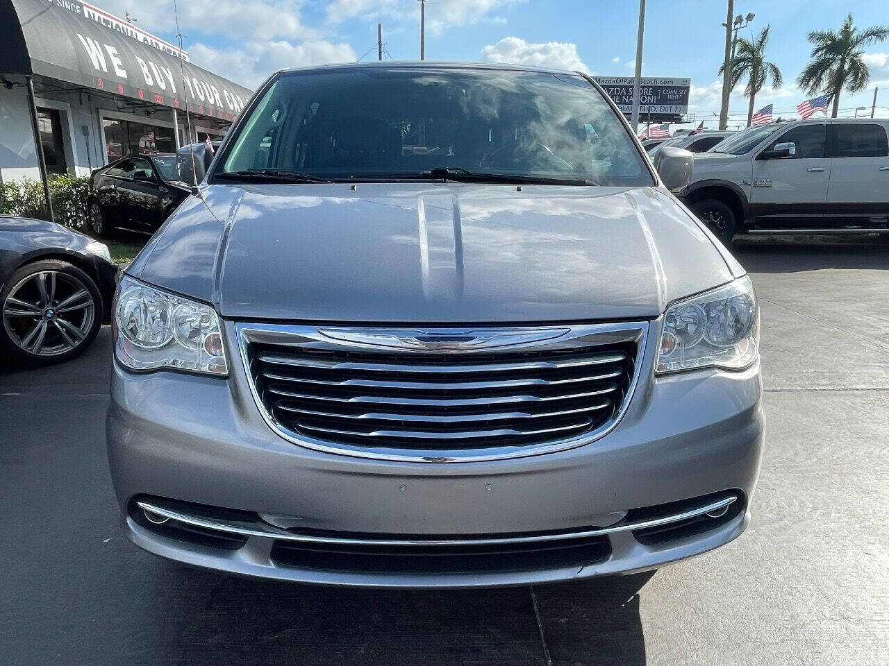 2016 CHRYSLER Town and Country Minivan - $11,900