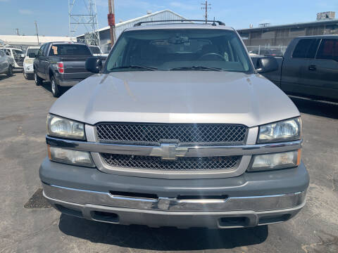 2005 Chevrolet Avalanche for sale at Neri's Auto Sales in Sanger CA