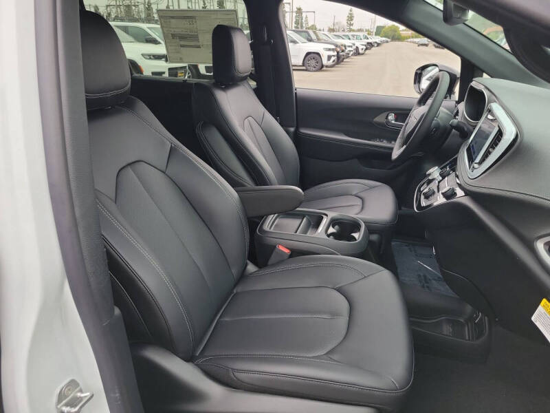 2027 Chrysler Pacifica Select