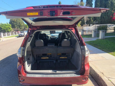 2013 Toyota Sienna SE 8-Passenger