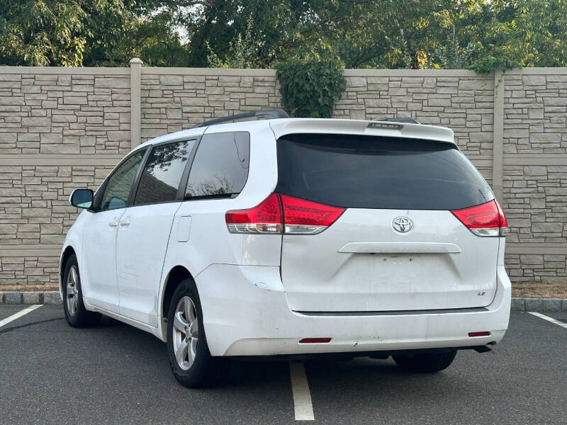 2011 Toyota Sienna LE photo 5