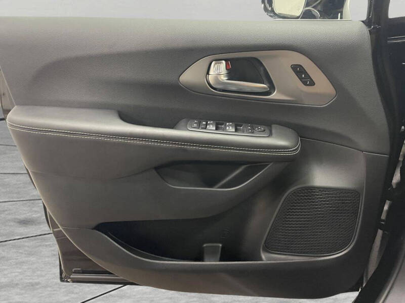 2027 Chrysler Pacifica Limited