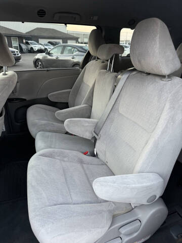 2015 Toyota Sienna LE 8-Passenger