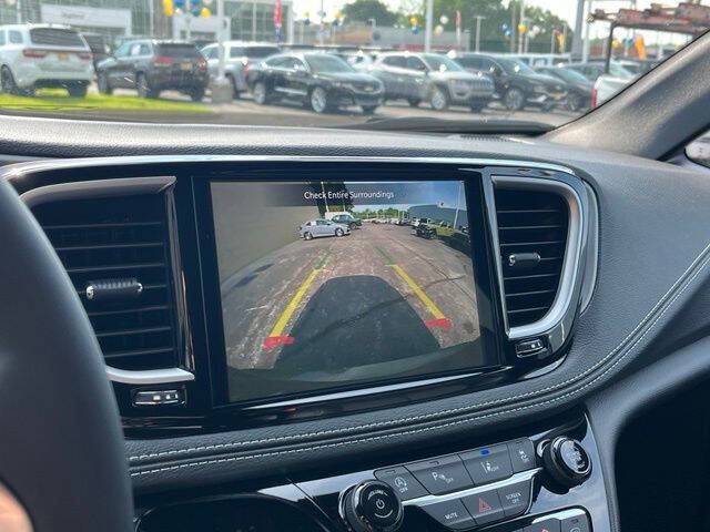 2027 Chrysler Pacifica Select