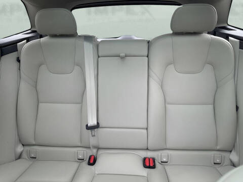 2024 Volvo XC60 Recharge T8 Core Dark Theme