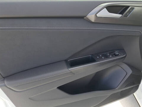 2025 Volkswagen Taos SE Black