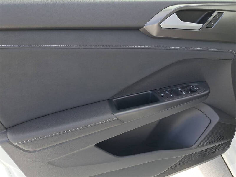 2025 Volkswagen Taos SE Black