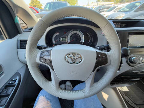 2011 Toyota Sienna SE 8-Passenger