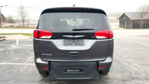 2022 Chrysler Voyager LX