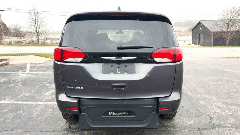 2022 Chrysler Voyager LX