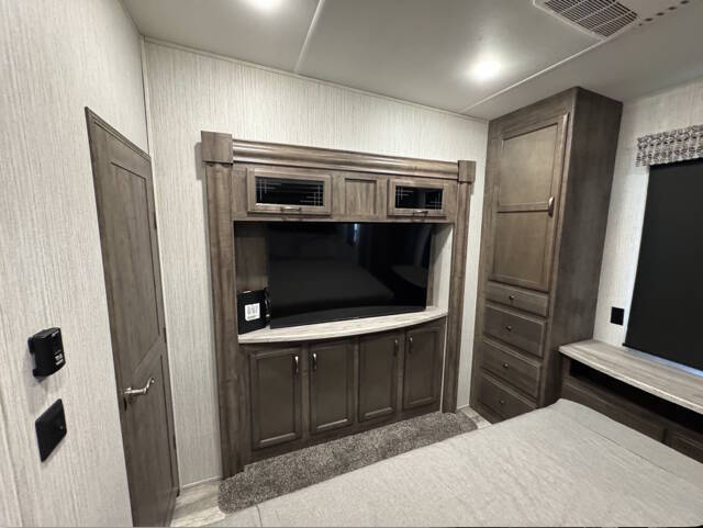 2021 Forest River Sandpiper 379FLOK