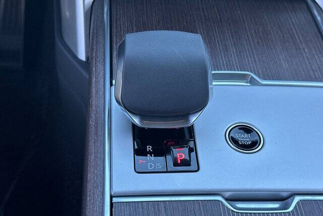 2025 Land Rover Range Rover P550e Autobiography