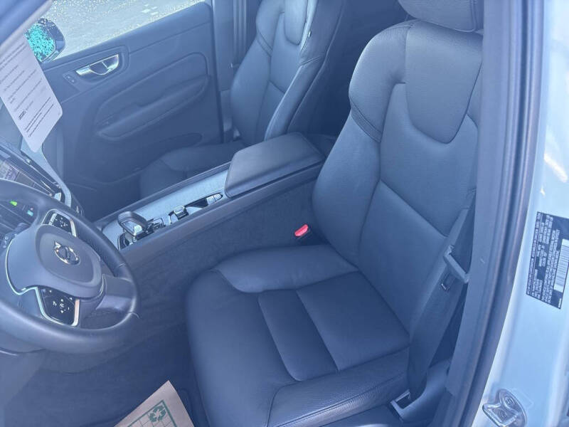 2025 Volvo XC60 B5 Plus Dark Theme