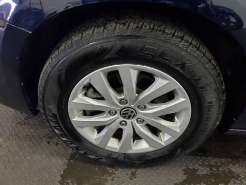 2014 Volkswagen Routan SE