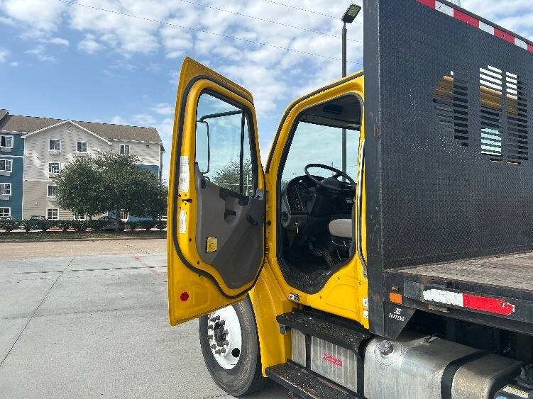 2019 Freightliner M2 106