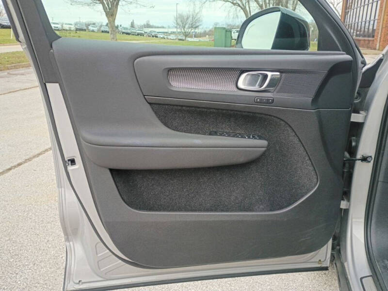 2025 Volvo XC40 B5 Plus Dark Theme