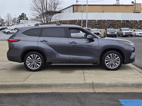 2023 Toyota Highlander Hybrid Platinum