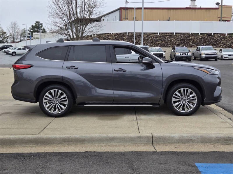 2023 Toyota Highlander Hybrid Platinum
