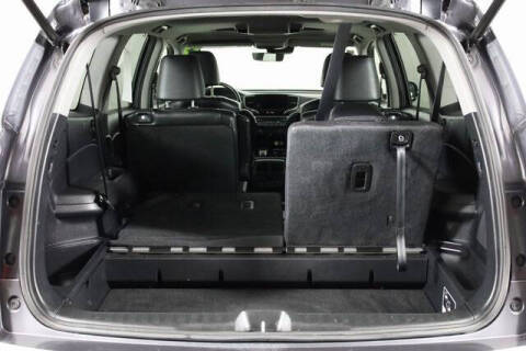 2019 Honda Pilot Touring w/Rear Captain's Chairs