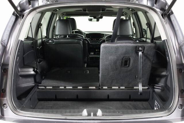 2019 Honda Pilot Touring w/Rear Captain's Chairs