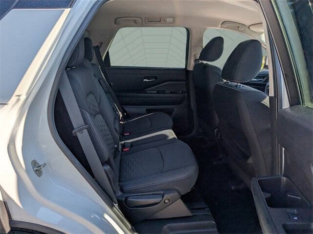 2022 Nissan Pathfinder SV