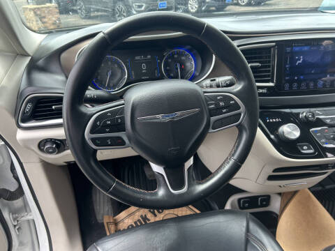 2017 Chrysler Pacifica Touring-L