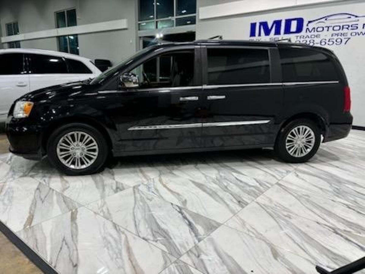 2014 Chrysler Town and Country for sale at IMD MOTORS, INC in Dallas, TX