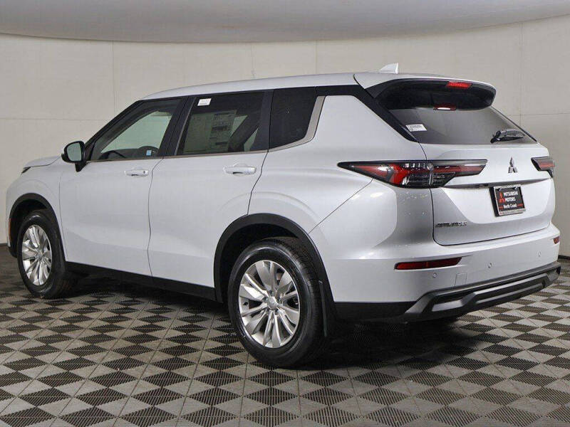 2026 Mitsubishi Outlander ES