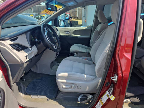 2015 Toyota Sienna LE 7-Passenger Auto Access Seat