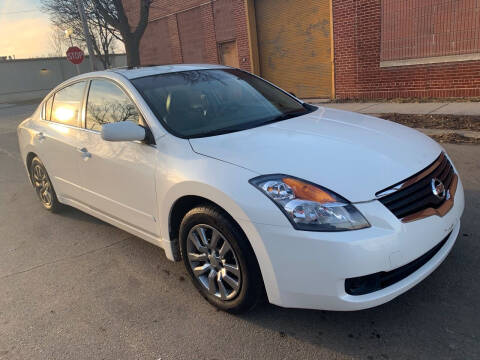 2009 Nissan Altima for sale at Square Business Automotive in Milwaukee WI