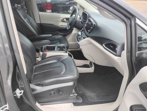 2017 Chrysler Pacifica Touring-L Plus