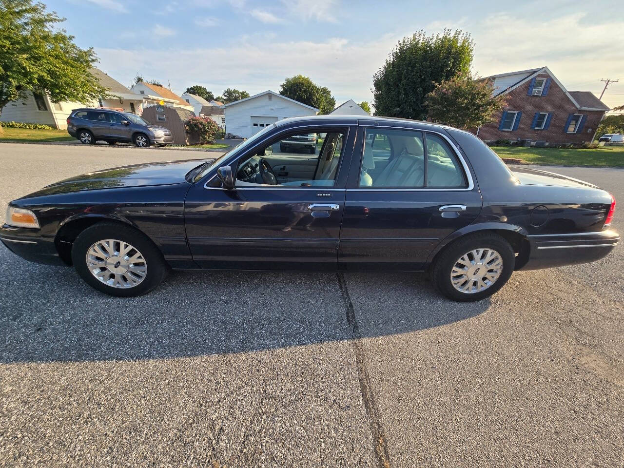 2003 Ford Crown Victoria for sale at QUEENSGATE AUTO SALES in York, PA