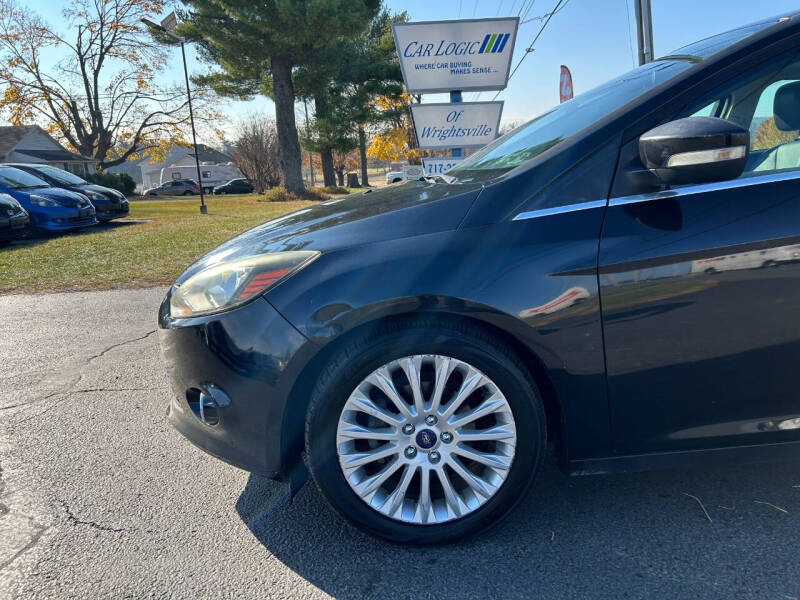 2012 Ford Focus Titanium photo 23