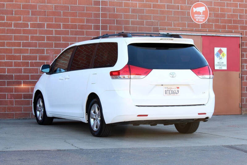 2013 Toyota Sienna LE 8-Passenger