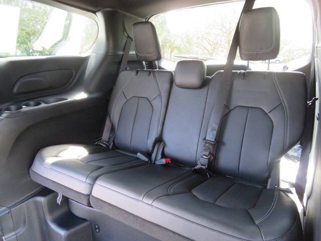 2025 Chrysler Voyager LX