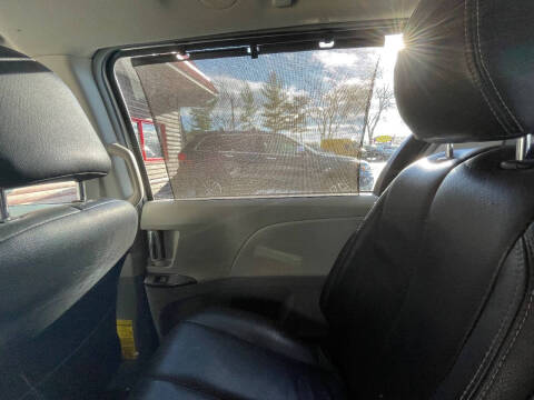 2011 Toyota Sienna SE 8-Passenger