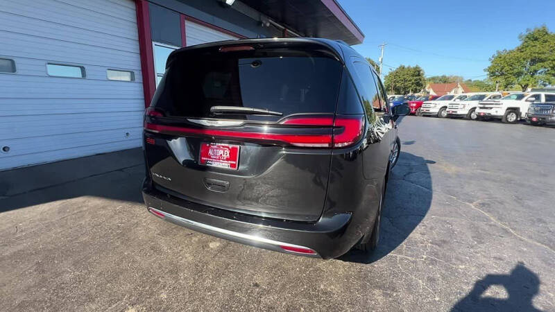 2022 Chrysler Pacifica Touring L photo 5