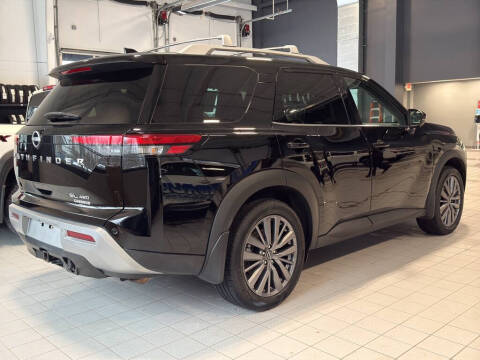 2024 Nissan Pathfinder SL