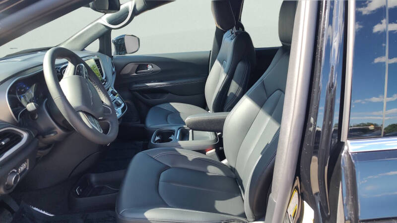 2027 Chrysler Pacifica Select