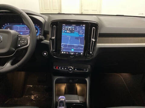 2025 Volvo XC40 B5 Plus Dark Theme