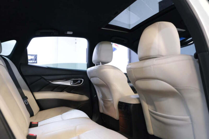 2015 Infiniti Q70 3.7